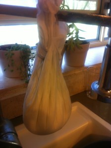 תולים על הברז-הכנת גבינה