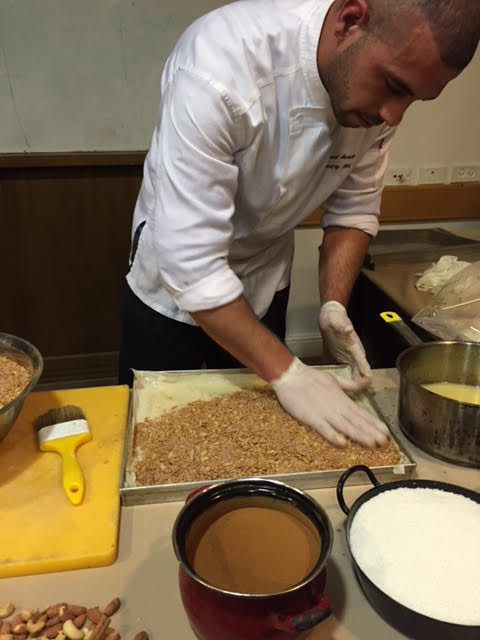 הכנת בקלאווה - פיזור פיצוחים ומי סוכר