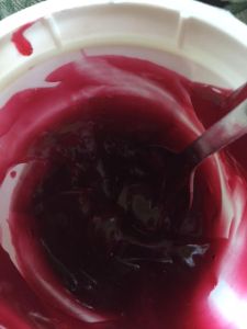 קרם פטל הצצה לקופסה, קרם בצבע אדום