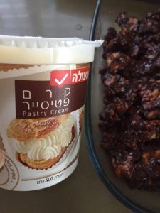 קרם פטסייר של פוליבה ליד עוגת בסקוויטים