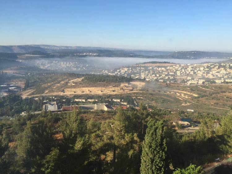 נוף הרי ירושים מהחלון בחדר של מלון יערים